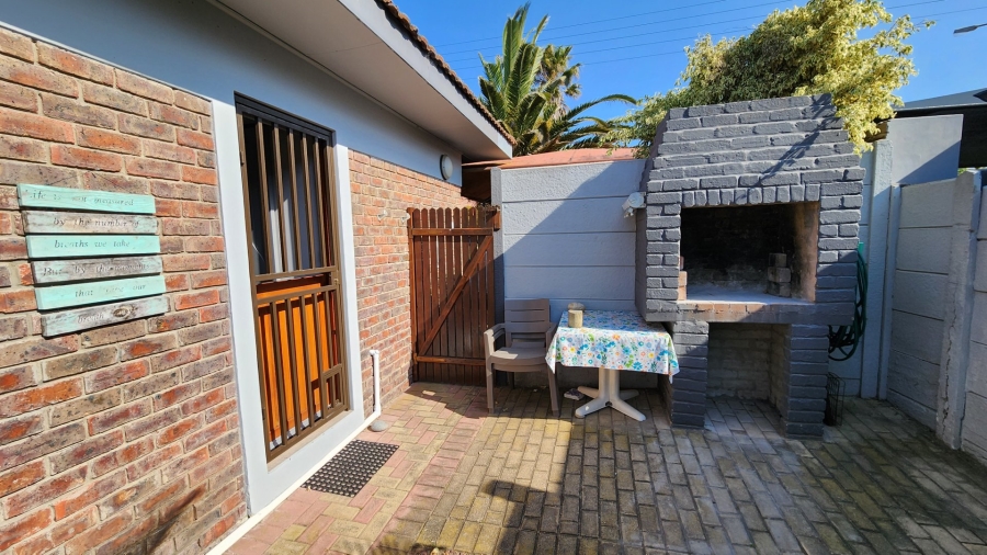 6 Bedroom Property for Sale in Fraaiuitsig Western Cape